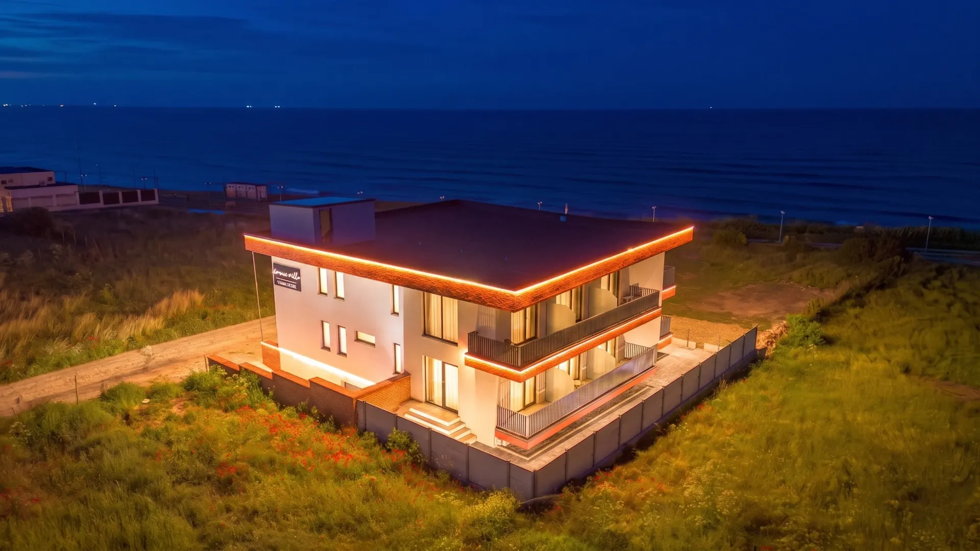 Senses Villa noaptea — vedere din dronă spre mare
